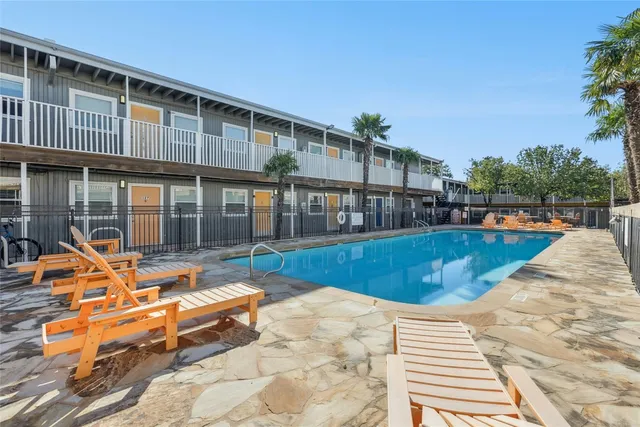 $1,200 | 2401 Manor Road, Unit 214, Austin, TX 78722