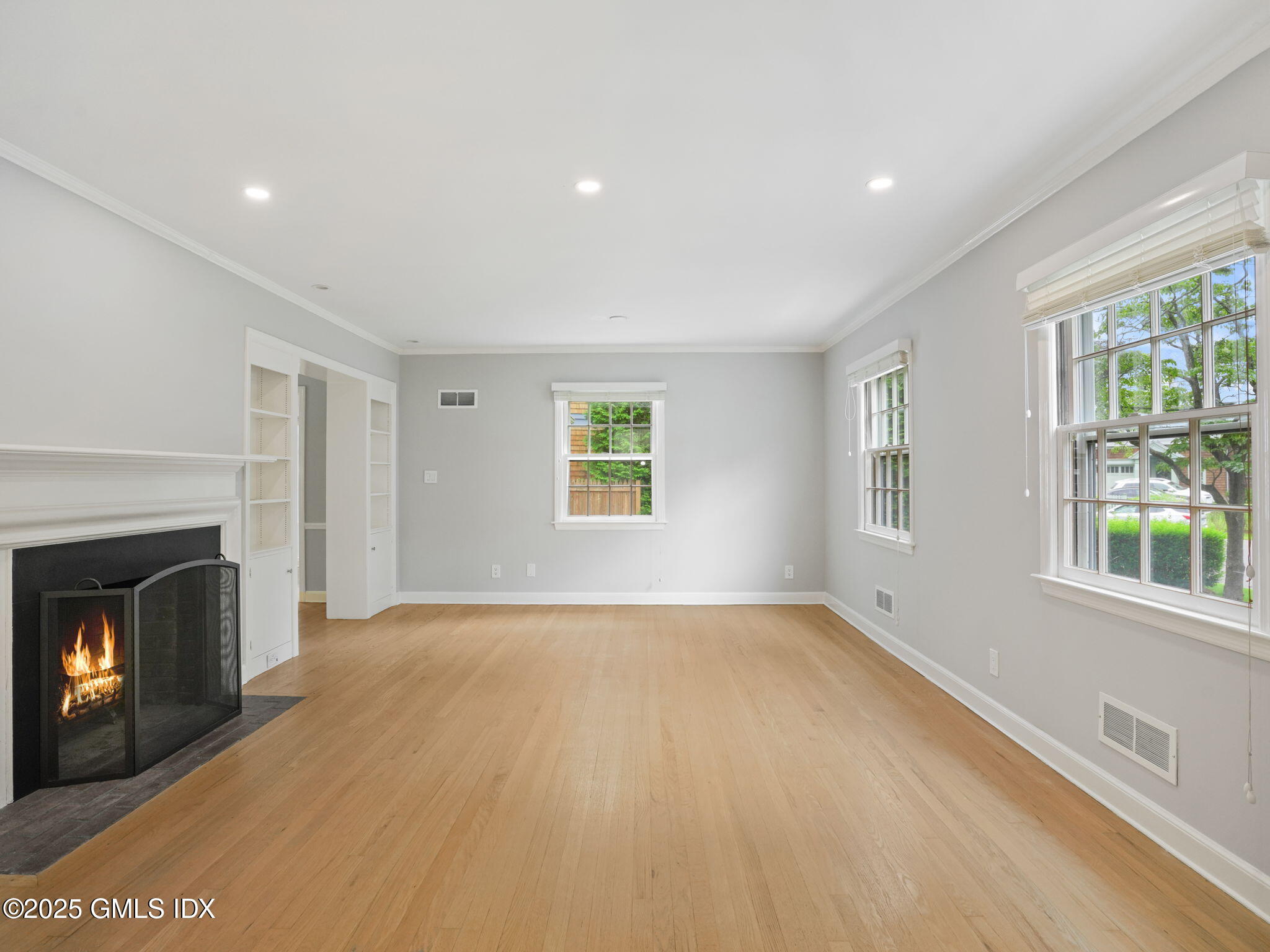 35 Skylark Road Greenwich, CT 06830 - Photo 3 of 34 Living Room