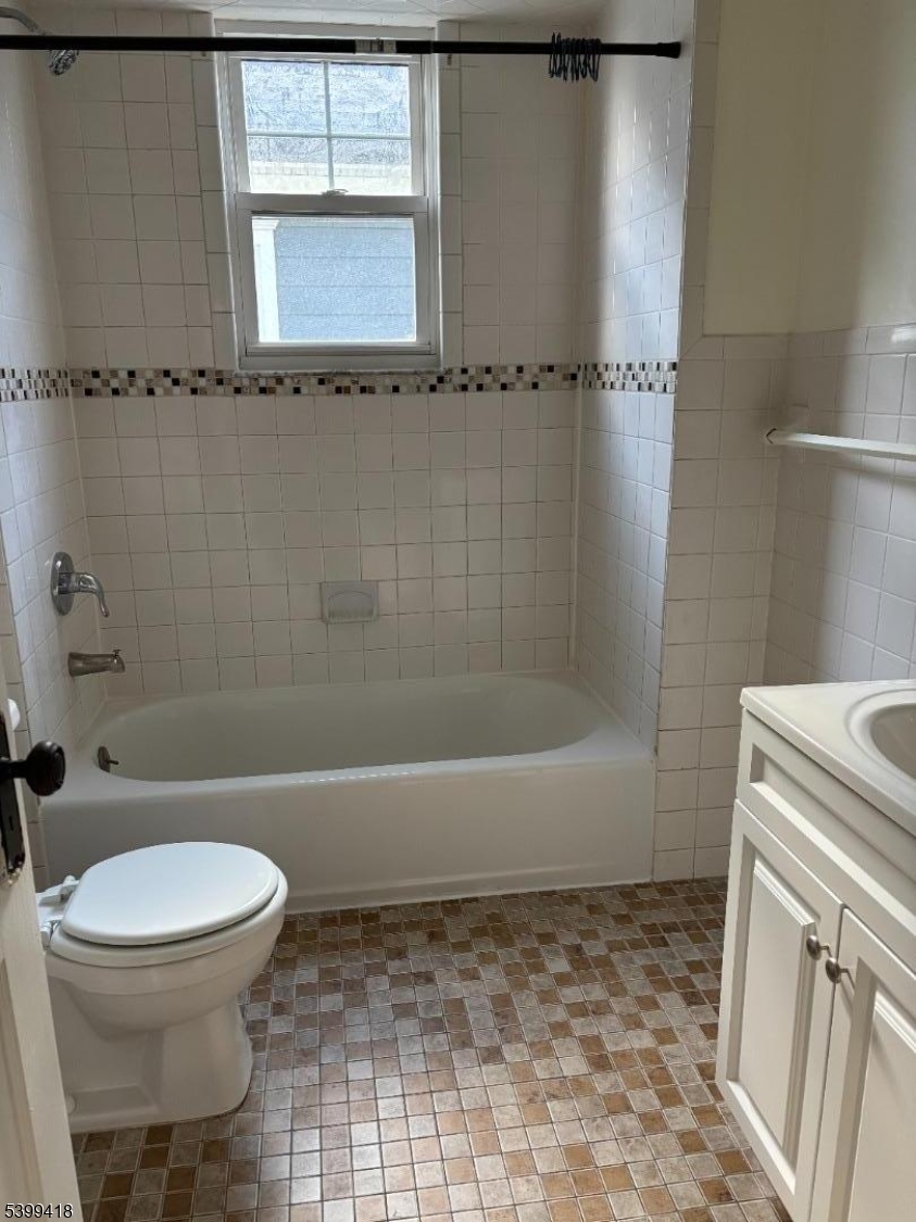 931 Madison Avenue Elizabeth, NJ 07201 - Photo 21 of 23 a bathroom with a toilet and a shower