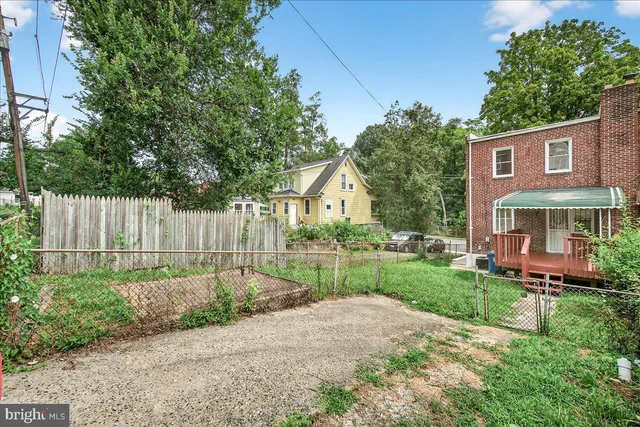 a view of a yard in front of a house