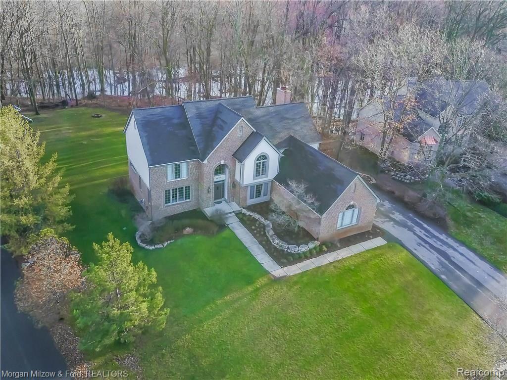 60726 Pennington Way Rochester, MI 48306 - Photo 2 of 35 Nearly 1 acre with lush backyard