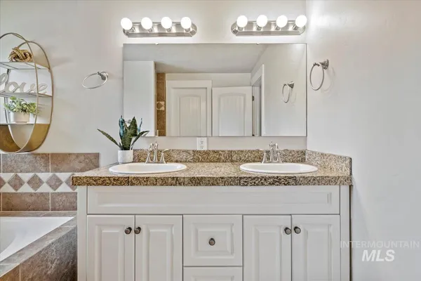 $599,990 | 632 North Edgewood Lane, Eagle, ID 83616