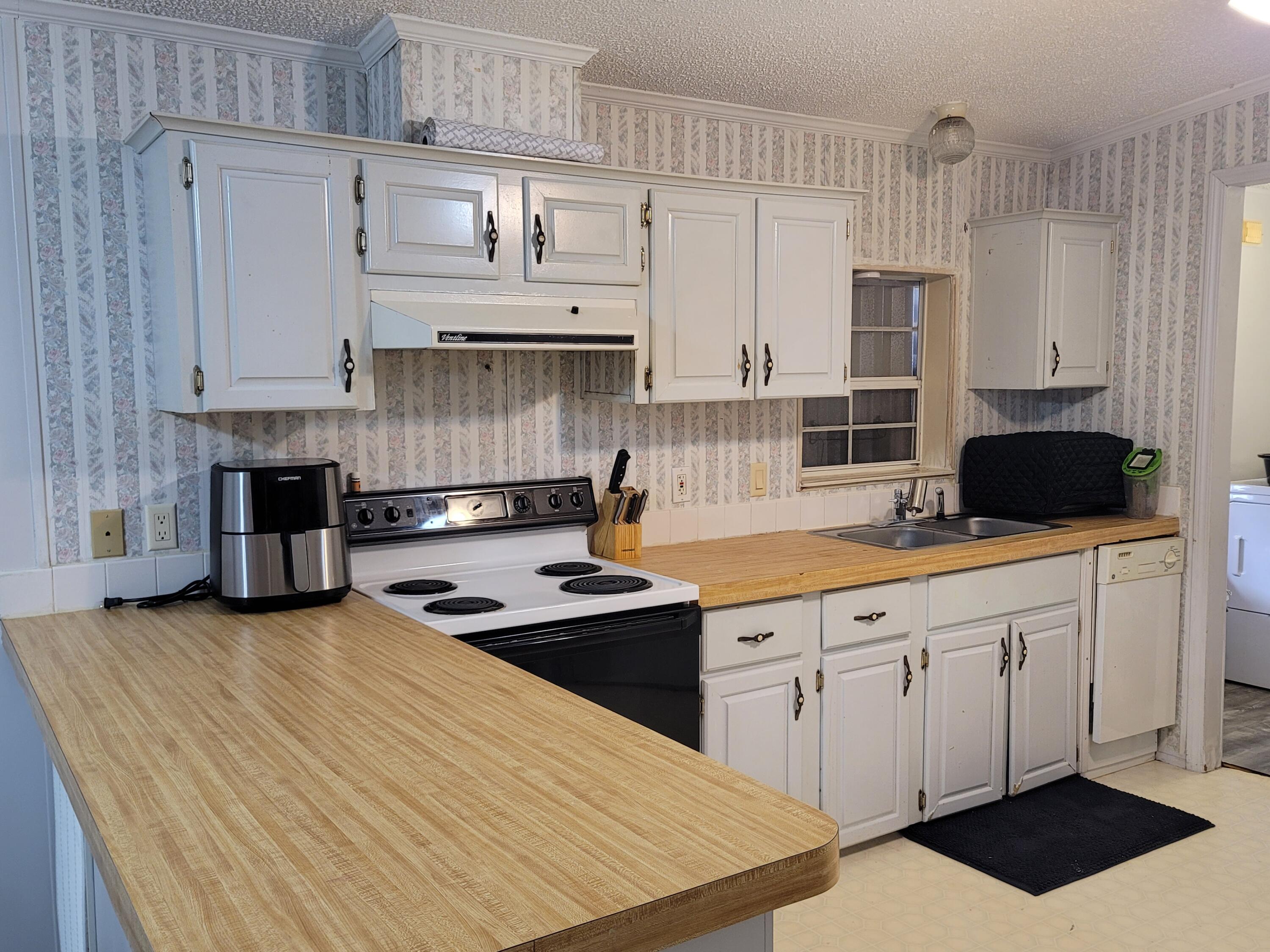 22950 Inlet Circle Boca Raton, FL 33428 - Photo 4 of 22 Kitchen