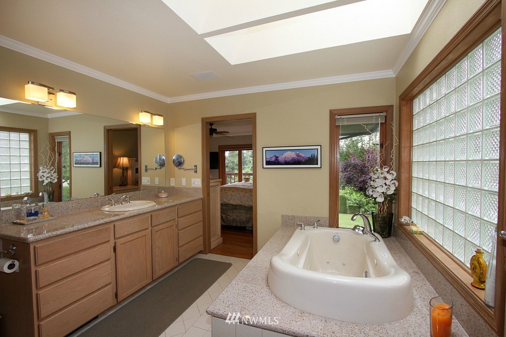 19851 Northeast Redmond Road Redmond, WA 98053 - Photo 9 of 22 Gallery Image 9