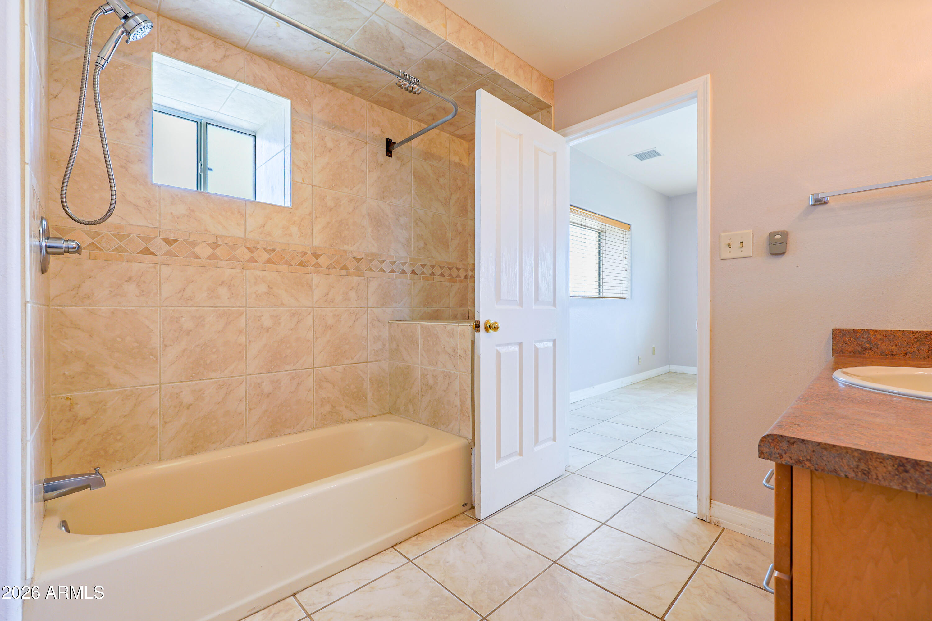 6536 South Jaxel Road Hereford, AZ 85615 - Photo 28 of 32 FULL BATH FOR GREY BED1