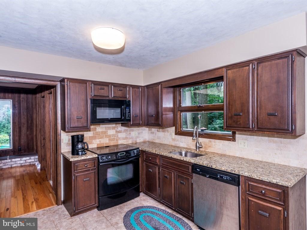 916 Forest Road Lancaster, PA 17601 - Photo 6 of 28 Gallery Image 6