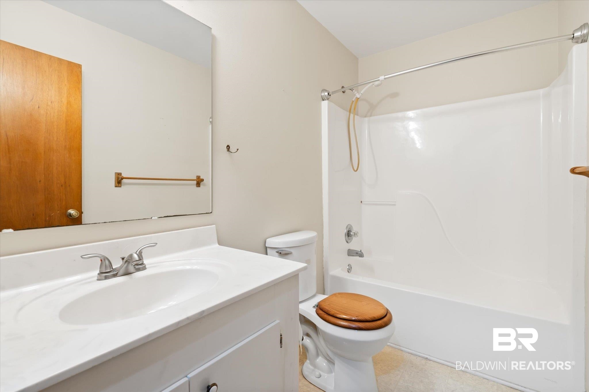 4066 C McFarland Road Mobile, AL 36695 - Photo 17 of 32 Guest Bath