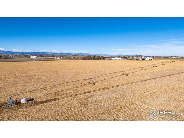 a black and white photo of a living room
