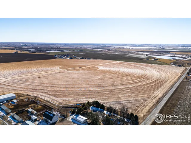 a black and white photo of a room