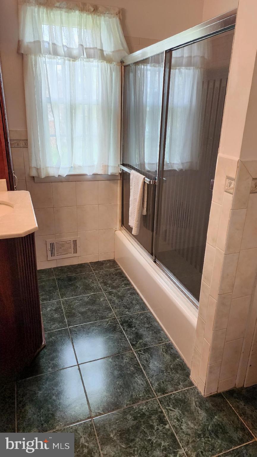 4429 Green Valley Road Monrovia, MD 21770 - Photo 18 of 23 Two upper level full baths.