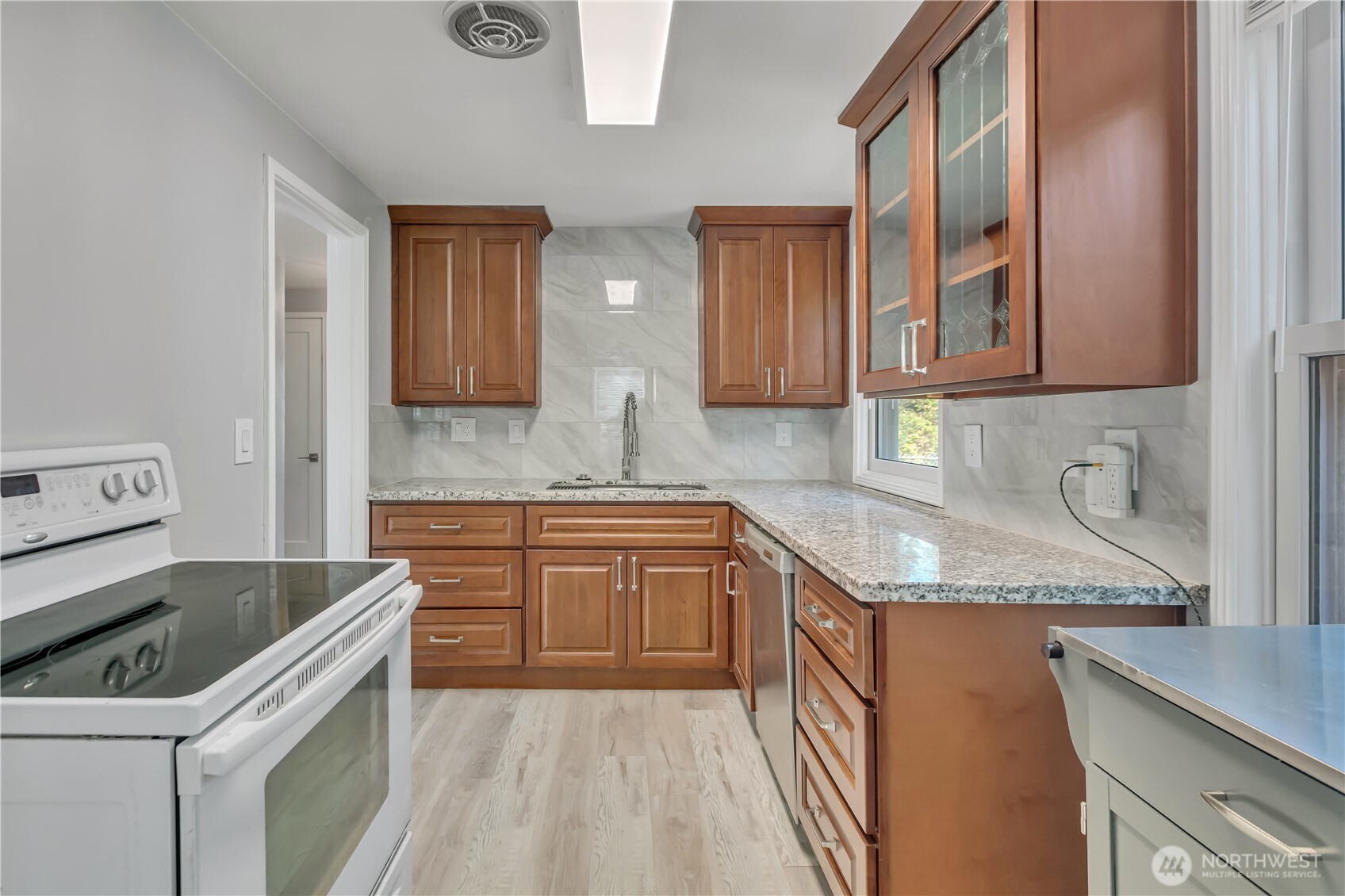 12230 68th Avenue South Seattle, WA 98178 - Photo 9 of 20