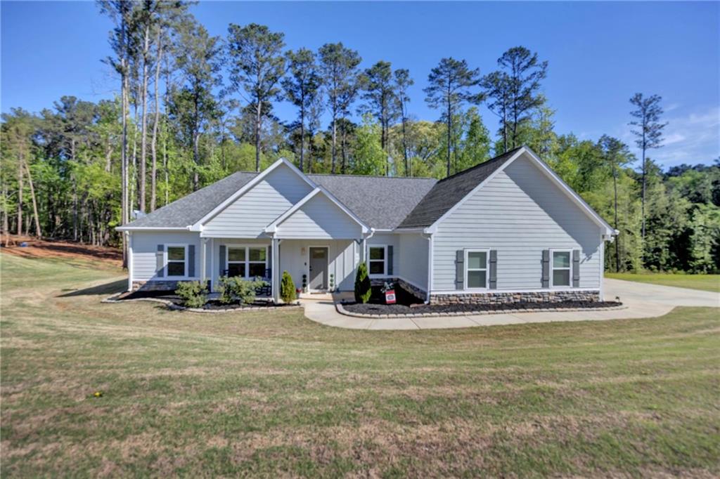 a view of a house with backyard