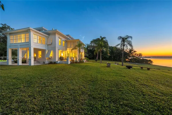 a view of a big room with a big yard