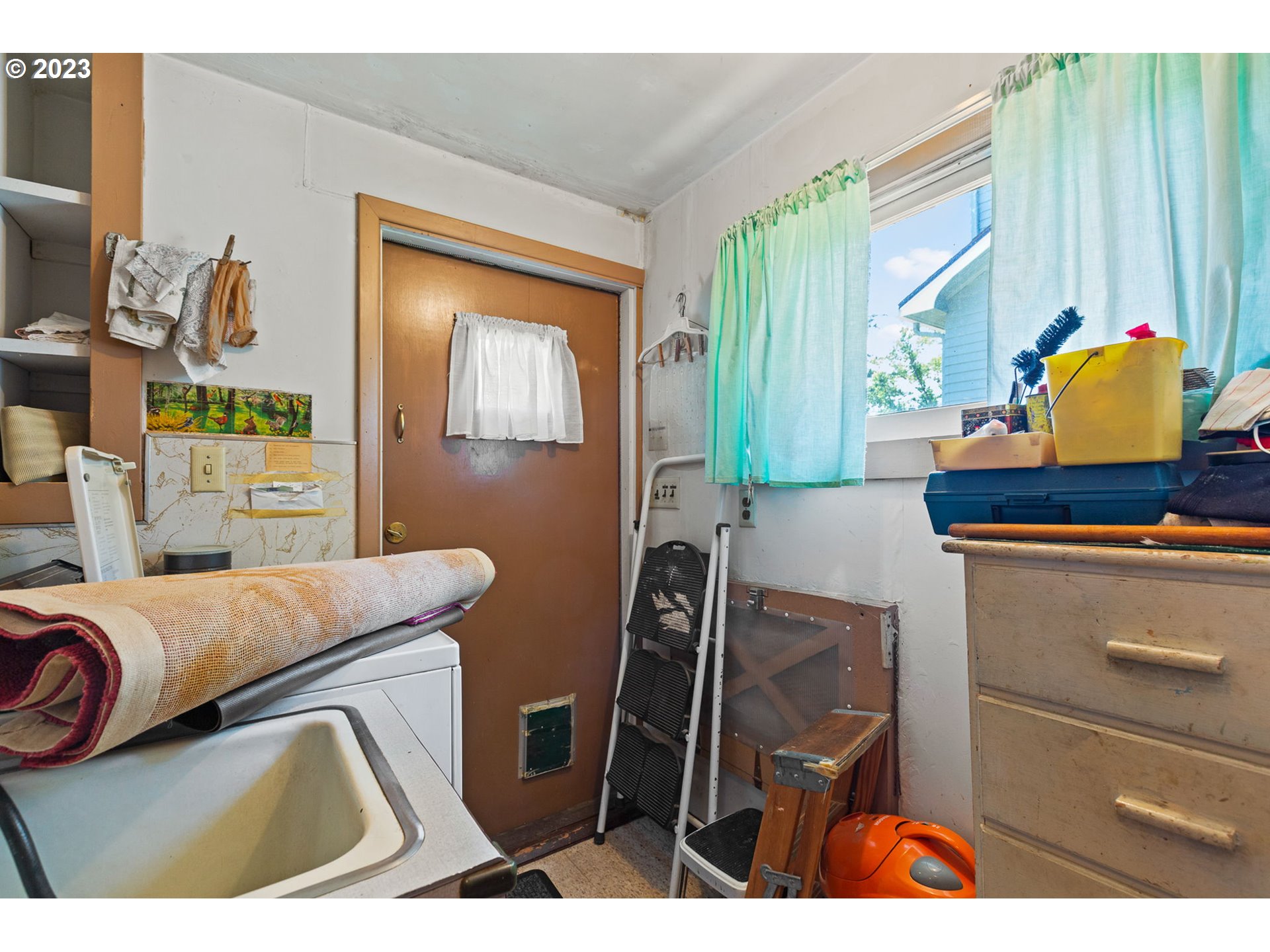 3554 Southwest Falcon Street Portland, OR 97219 - Photo 14 of 23 a living room with furniture
