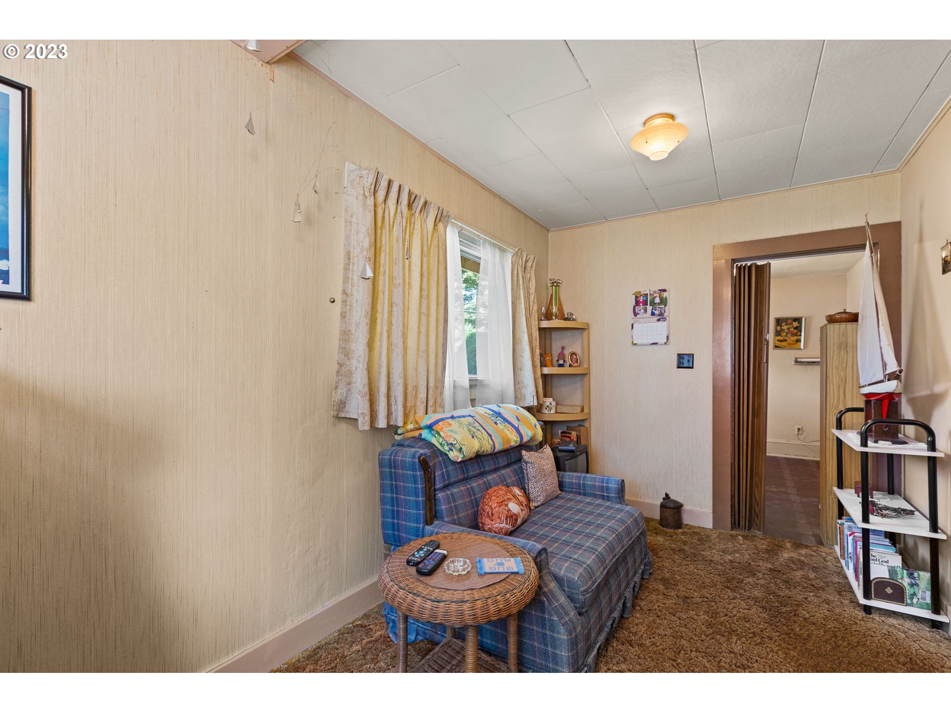 3554 Southwest Falcon Street Portland, OR 97219 - Photo 15 of 23 a living room with furniture and a window