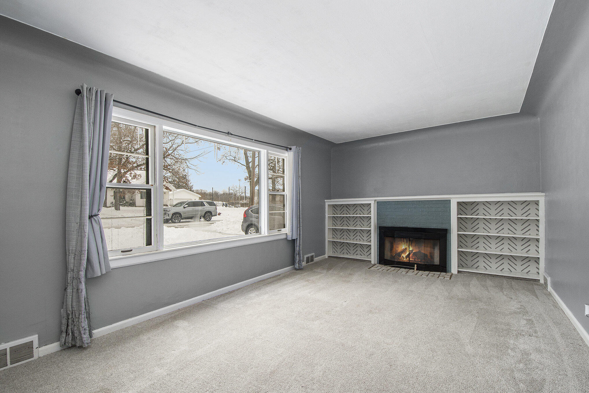 315 Hall Street Belding, MI 48809 - Photo 5 of 30 Living Room