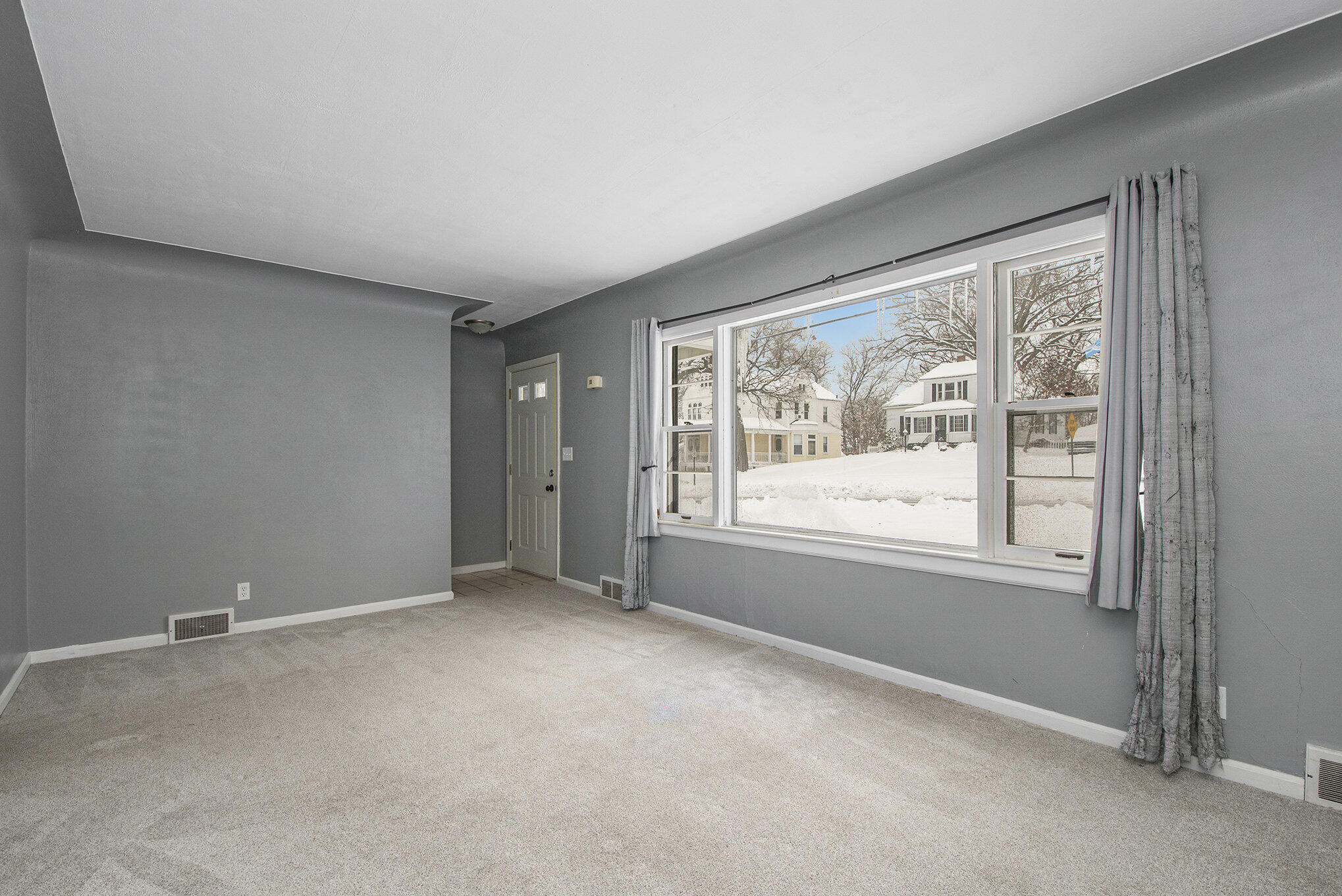 315 Hall Street Belding, MI 48809 - Photo 7 of 30 Living Room