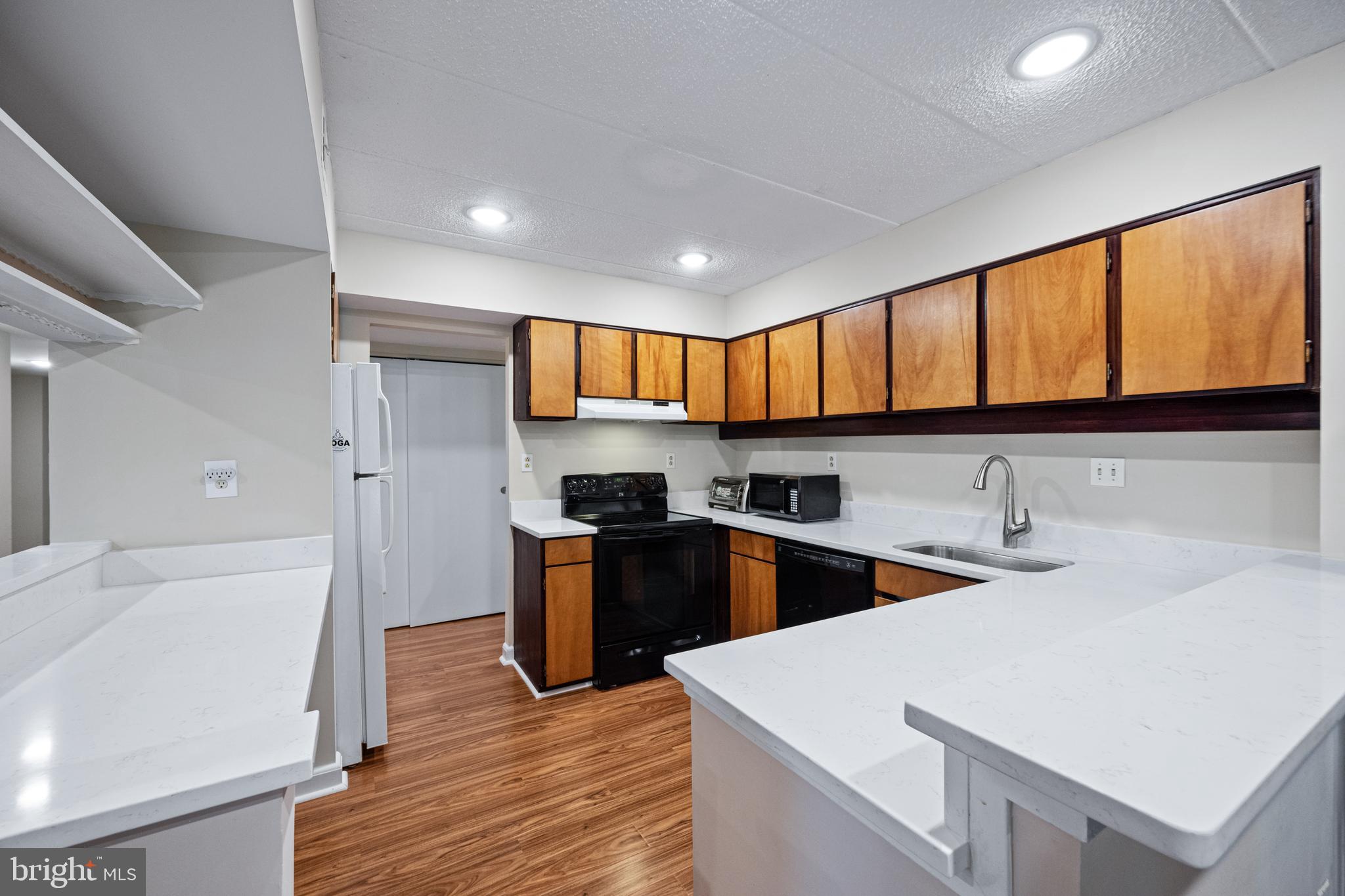 5653 Harpers Farm Road, Unit B Columbia, MD 21044 - Photo 12 of 29 Kitchen with quartz counters