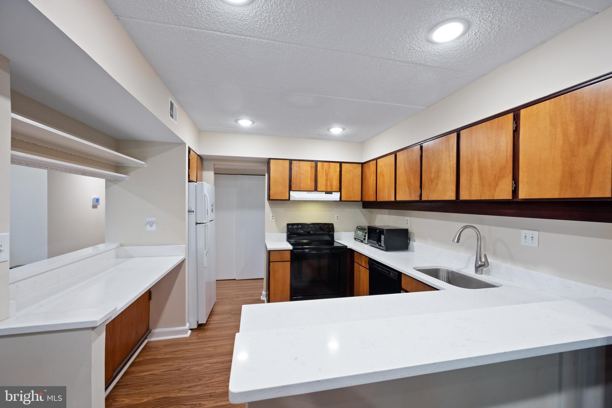 5653 Harpers Farm Road, Unit B Columbia, MD 21044 - Photo 13 of 29 Kitchen breakfast bar