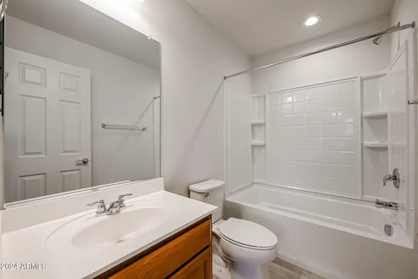 $2,300 | 9037 West Luke Avenue, Glendale, AZ 85305