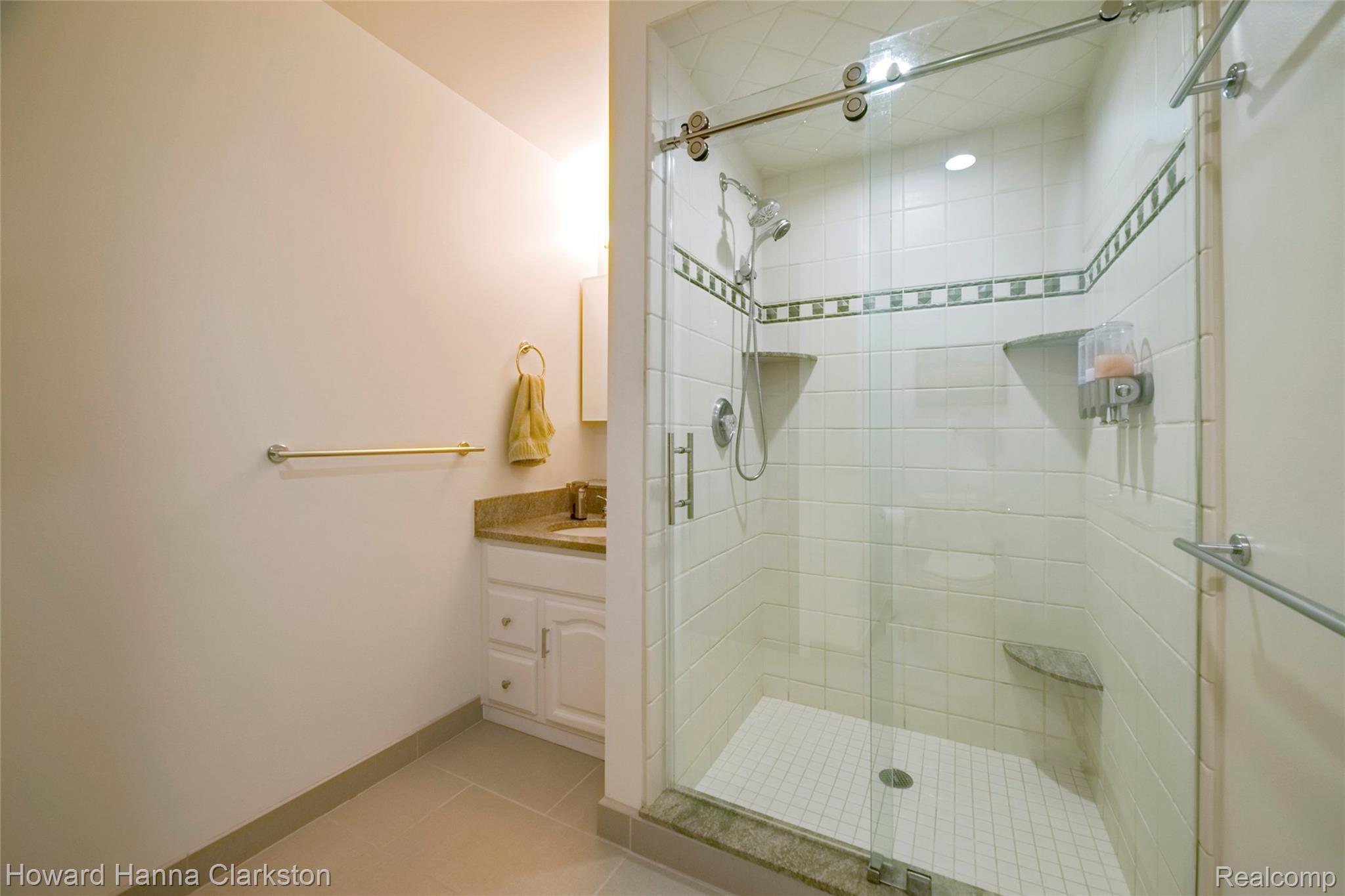 10058 King Road Davisburg, MI 48350 - Photo 18 of 54 020-photo-main-bathroom-8468944.jpg
