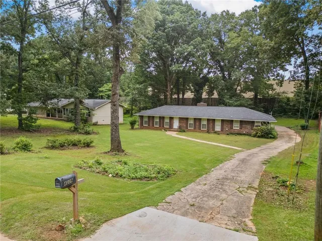 a view of a house with a yard