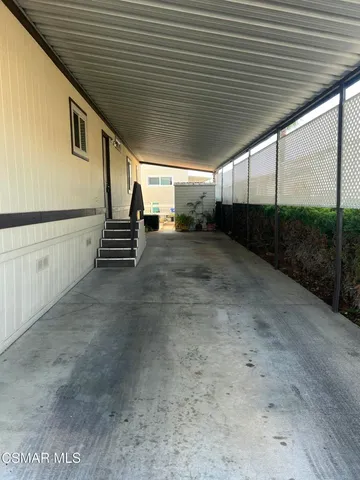 a view of a back yard