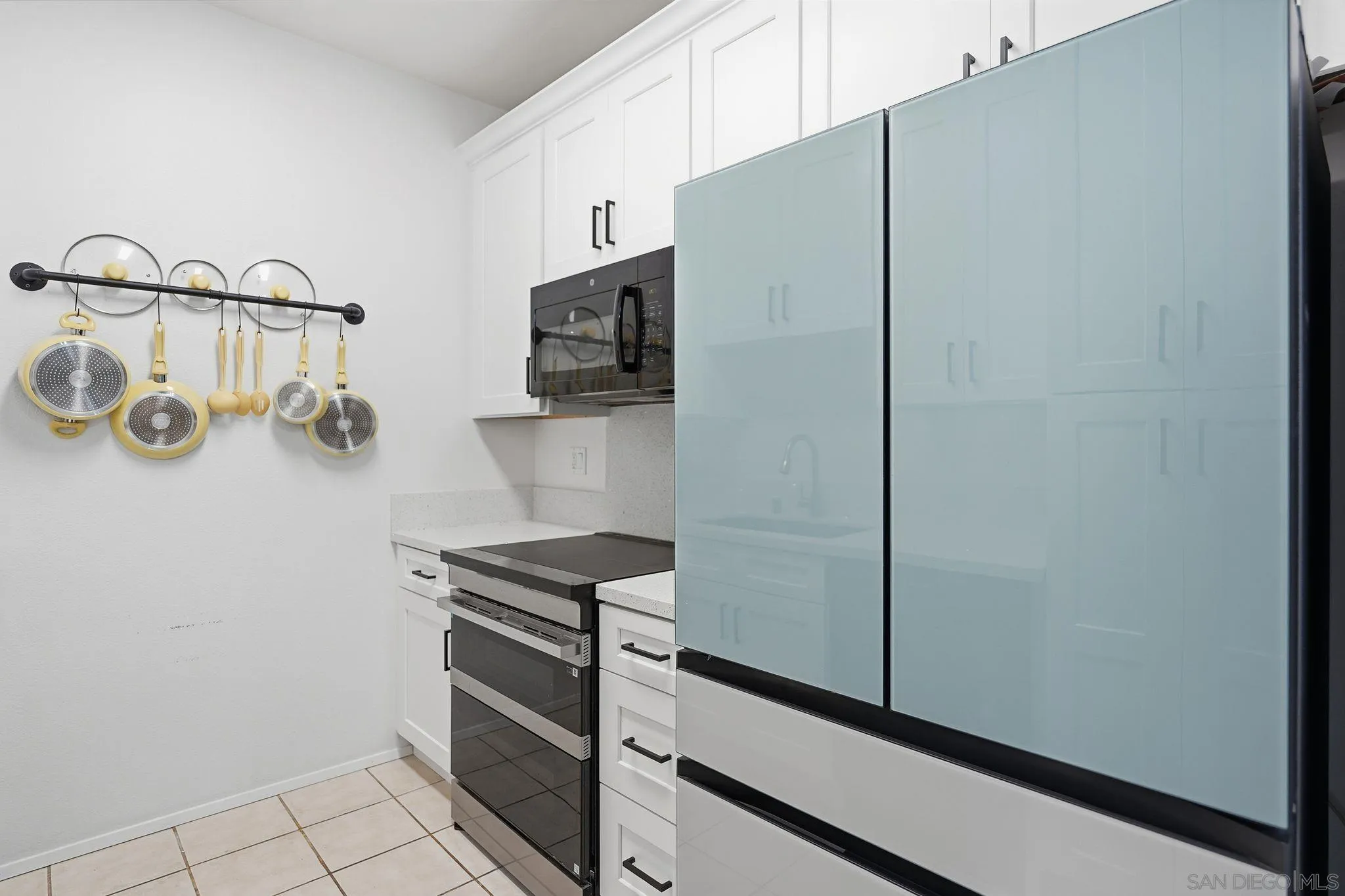 8310 Regents Road, Unit 1E San Diego, CA 92122 - Photo 11 of 28 a kitchen with stainless steel appliances a refrigerator and a stove