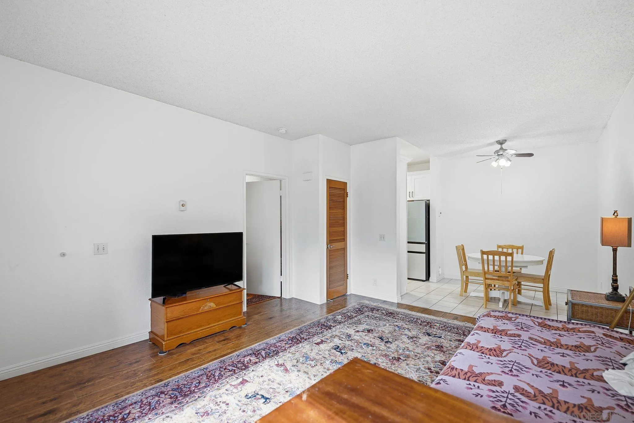 8310 Regents Road, Unit 1E San Diego, CA 92122 - Photo 5 of 28 a living room with a couch and a flat screen tv