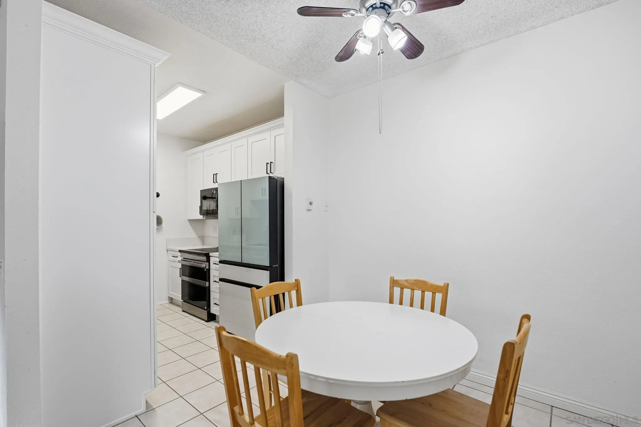 8310 Regents Road, Unit 1E San Diego, CA 92122 - Photo 8 of 28 a view of a dining room with furniture
