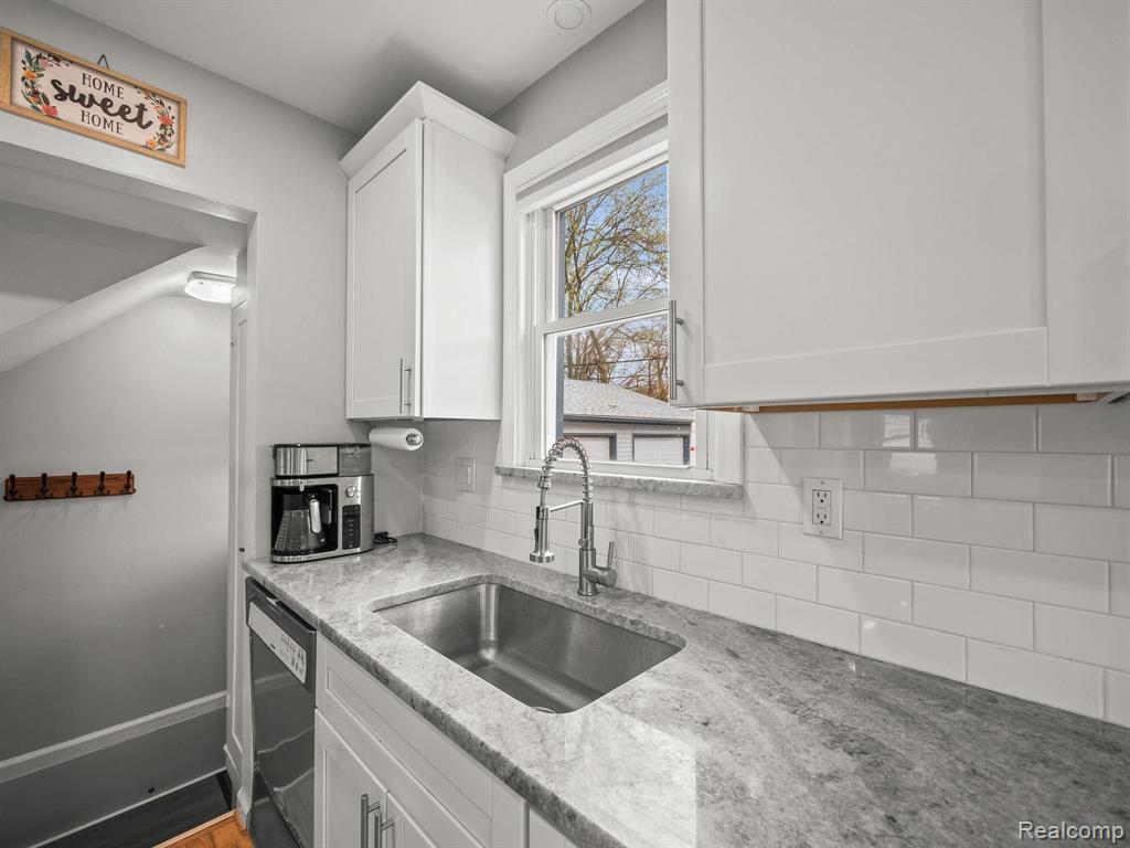 2445 Cambridge Road Berkley, MI 48072 - Photo 5 of 34