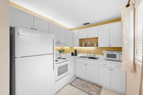 $114,000 | 2600 Southeast Ocean Boulevard, Unit W5, Stuart, FL 34996