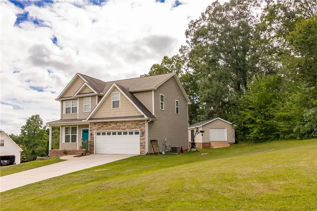 $400,000 | 129 Saddlebrook Avenue, Pickens, SC 29671