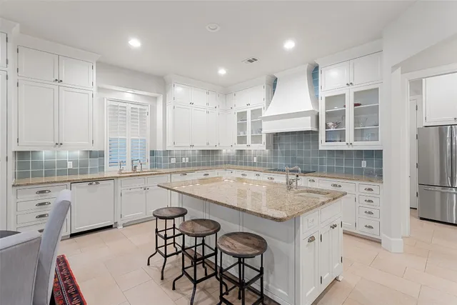 $4,000,000 | 327 Meadowlakes Drive, Meadowlakes, TX 78654