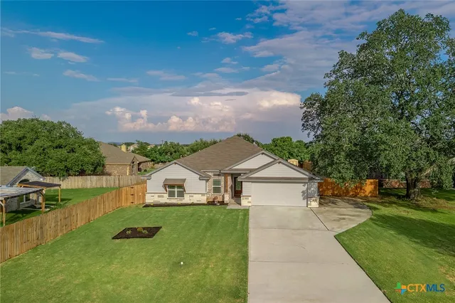 a view of an house with backyard space and garden