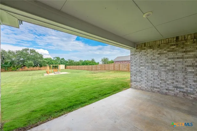 a view of a back yard