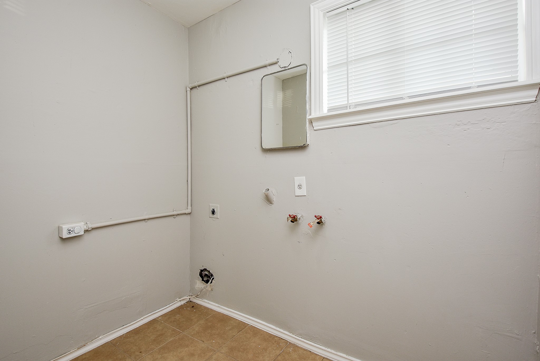 2509 Oakcliff Street Houston, TX 77023 - Photo 12 of 31 a bathroom with a shower