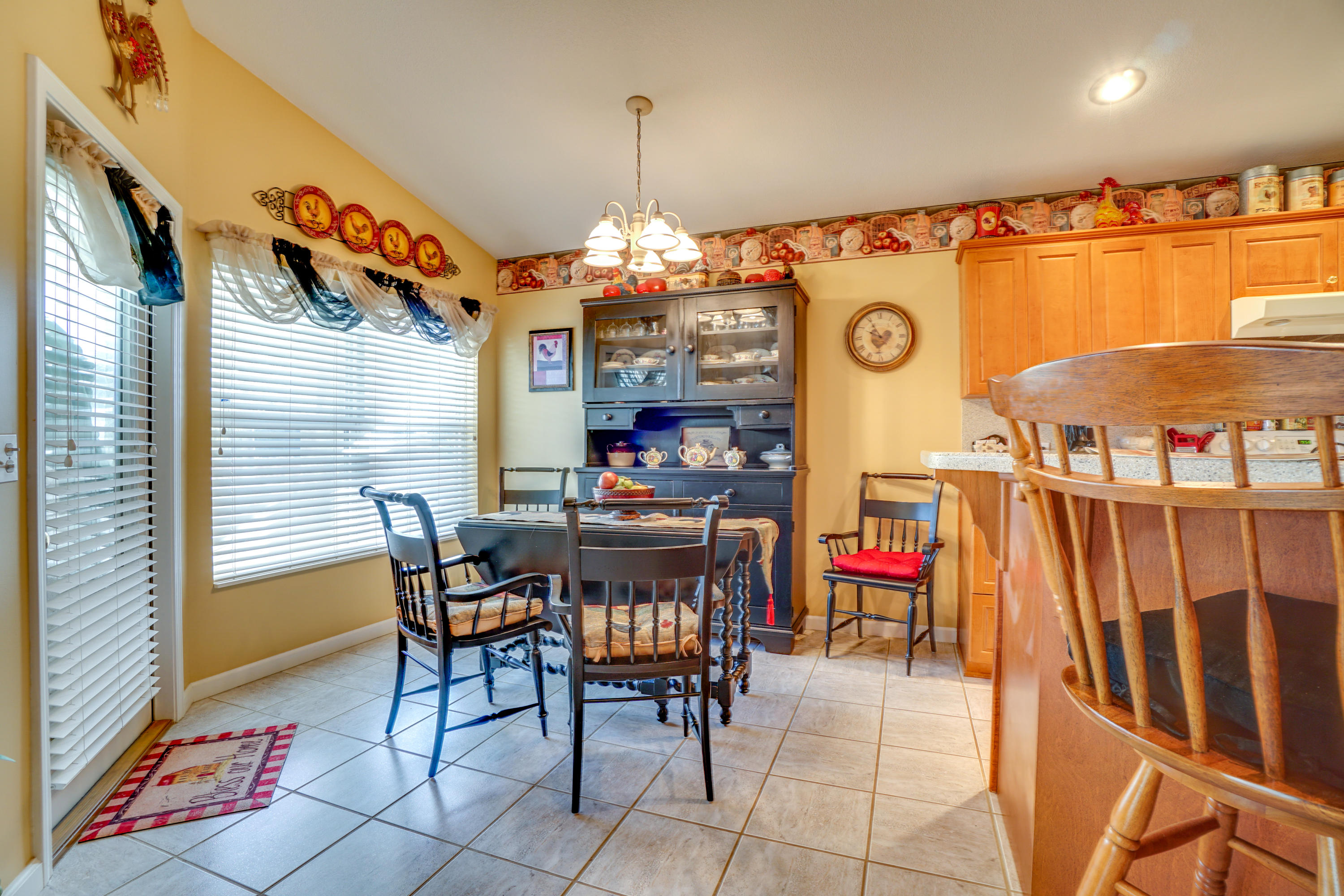 1940 Eldridge Road Cottondale, FL 32431 - Photo 18 of 42 a outdoor dining space with a table and chairs