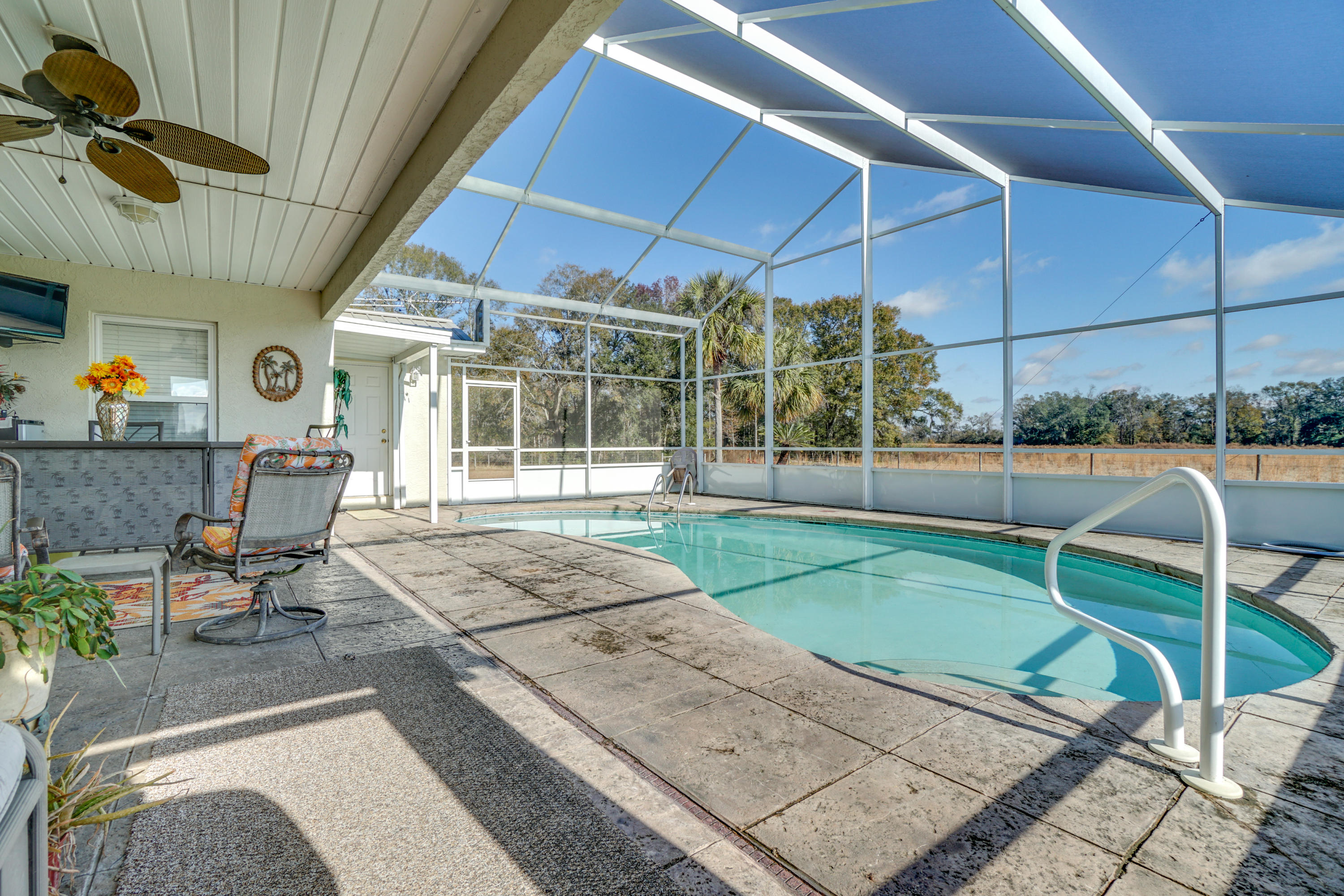 1940 Eldridge Road Cottondale, FL 32431 - Photo 34 of 42 a patio with table and chairs