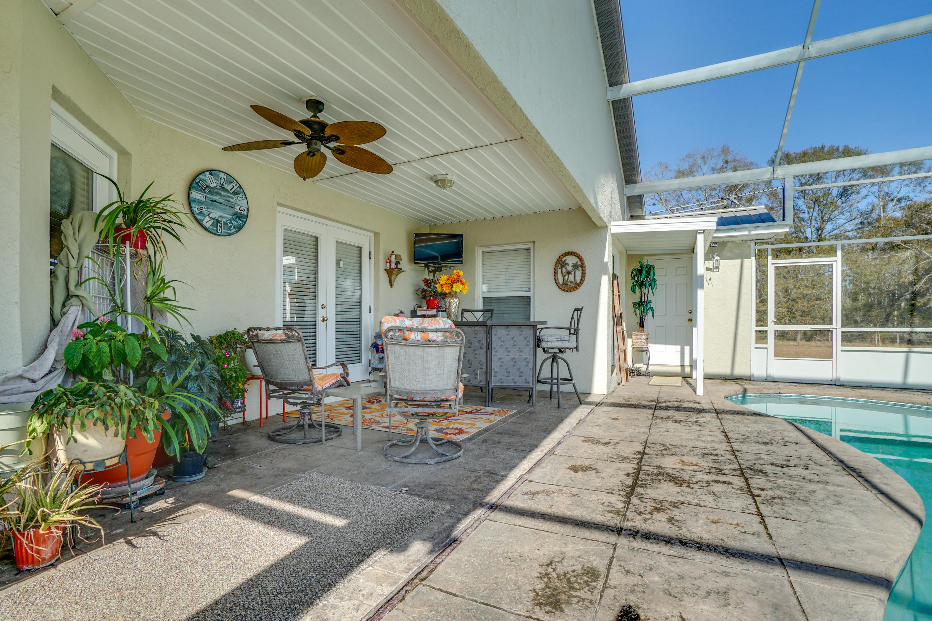 1940 Eldridge Road Cottondale, FL 32431 - Photo 36 of 42 a living room with patio furniture and a window