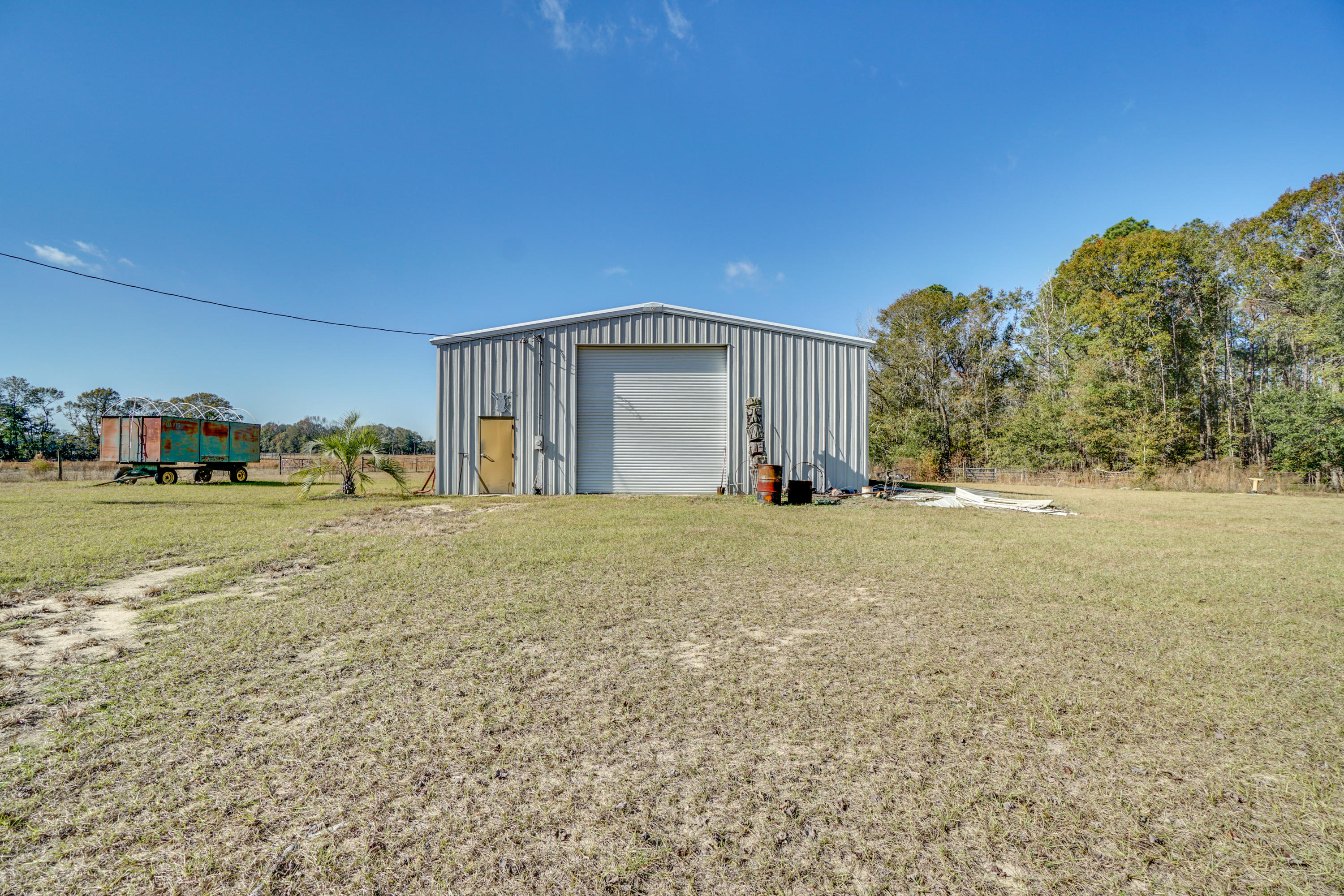 1940 Eldridge Road Cottondale, FL 32431 - Photo 40 of 42 a view of a house with backyard and trees