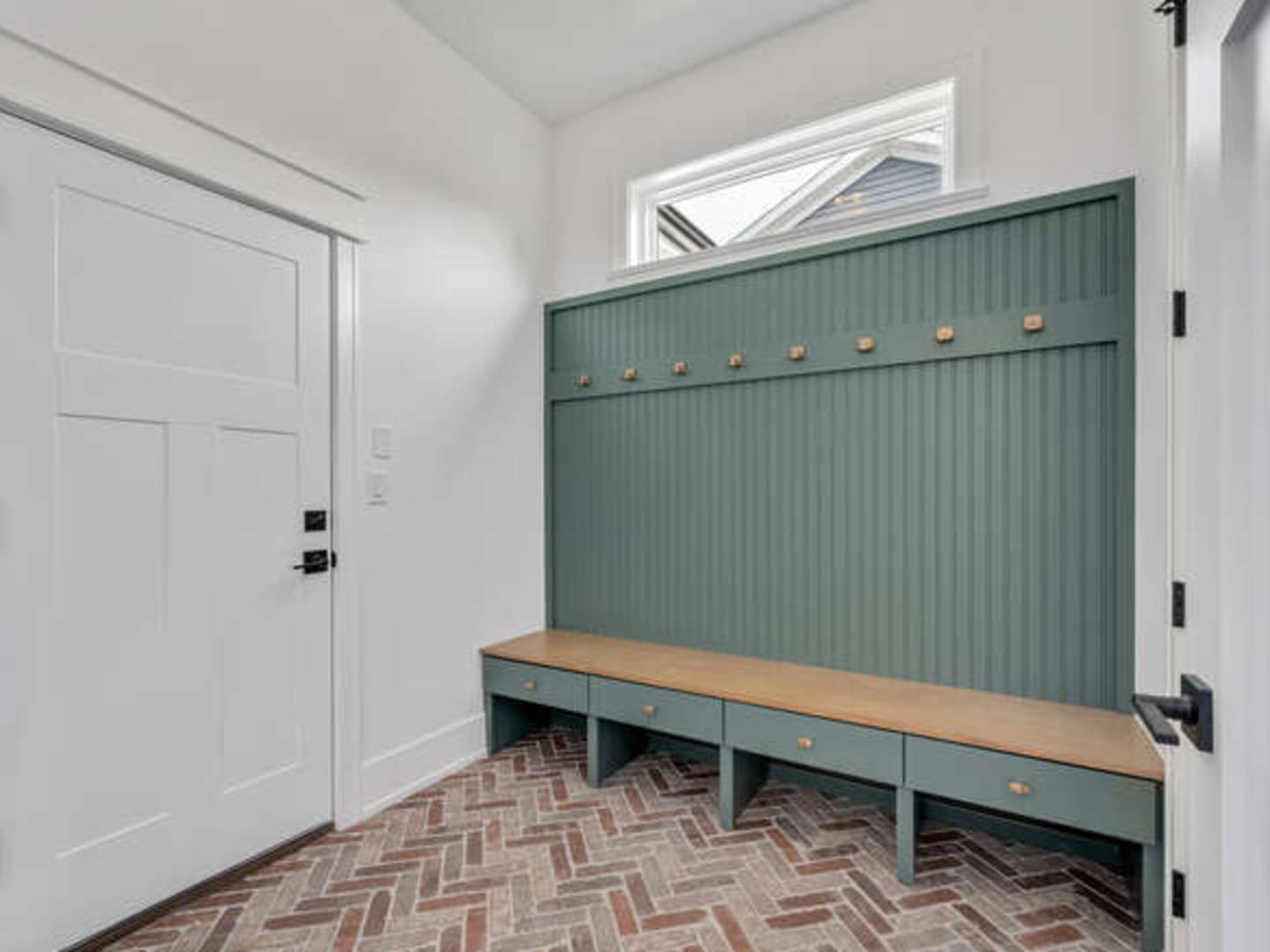 570 Parkside Avenue Elmhurst, IL 60126 - Photo 12 of 22 a area with curtain