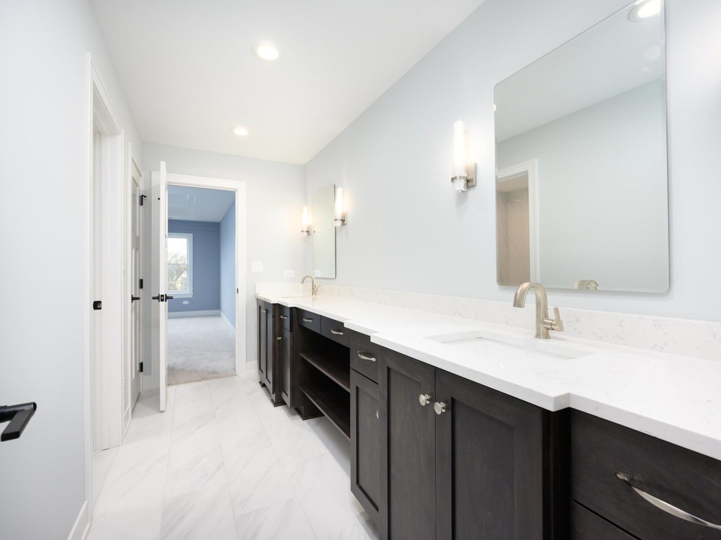 570 Parkside Avenue Elmhurst, IL 60126 - Photo 17 of 22 a spacious bathroom with a sink and a mirror