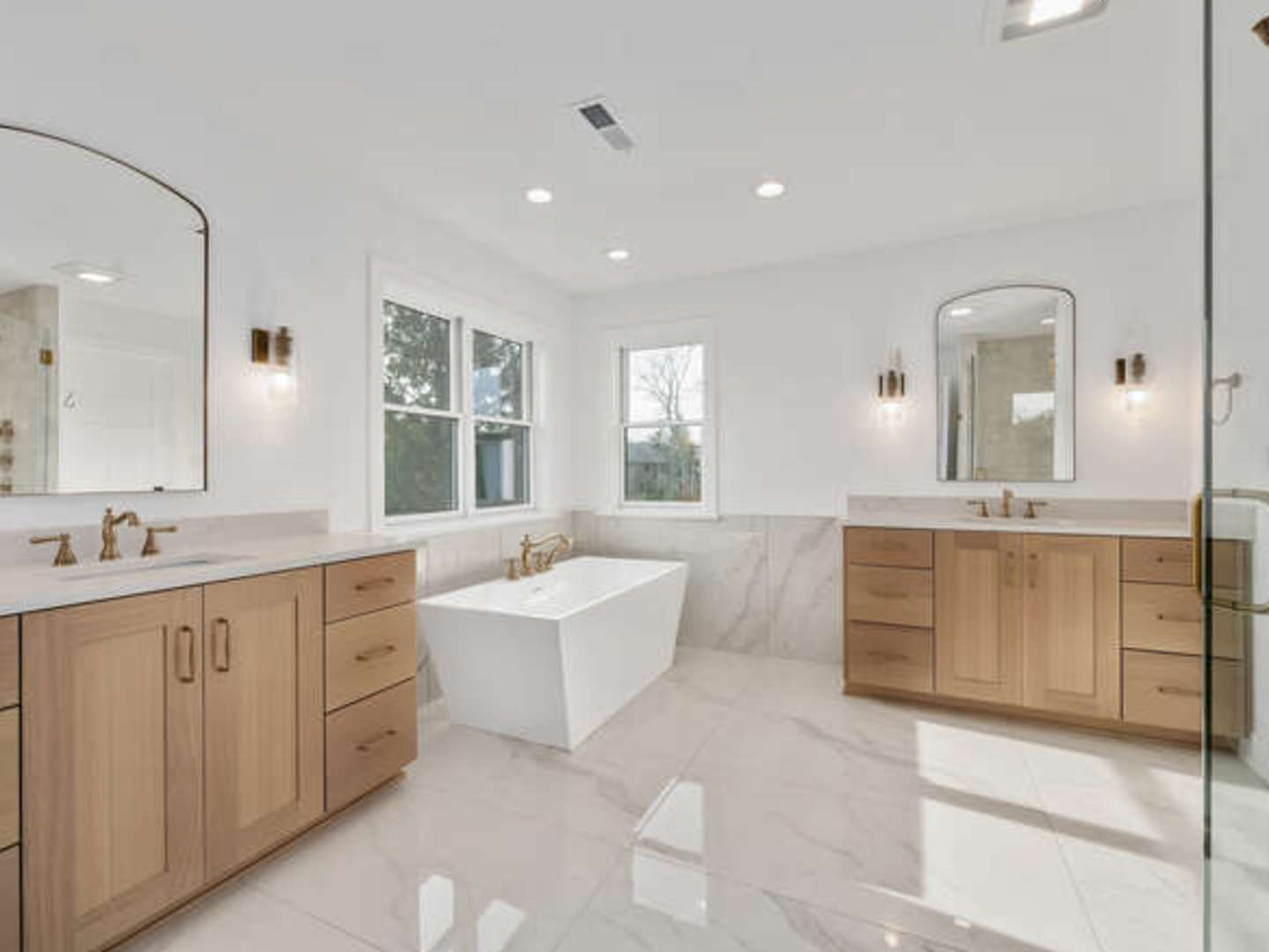 570 Parkside Avenue Elmhurst, IL 60126 - Photo 20 of 22 a spacious bathroom with a double vanity sink mirror and bathtub