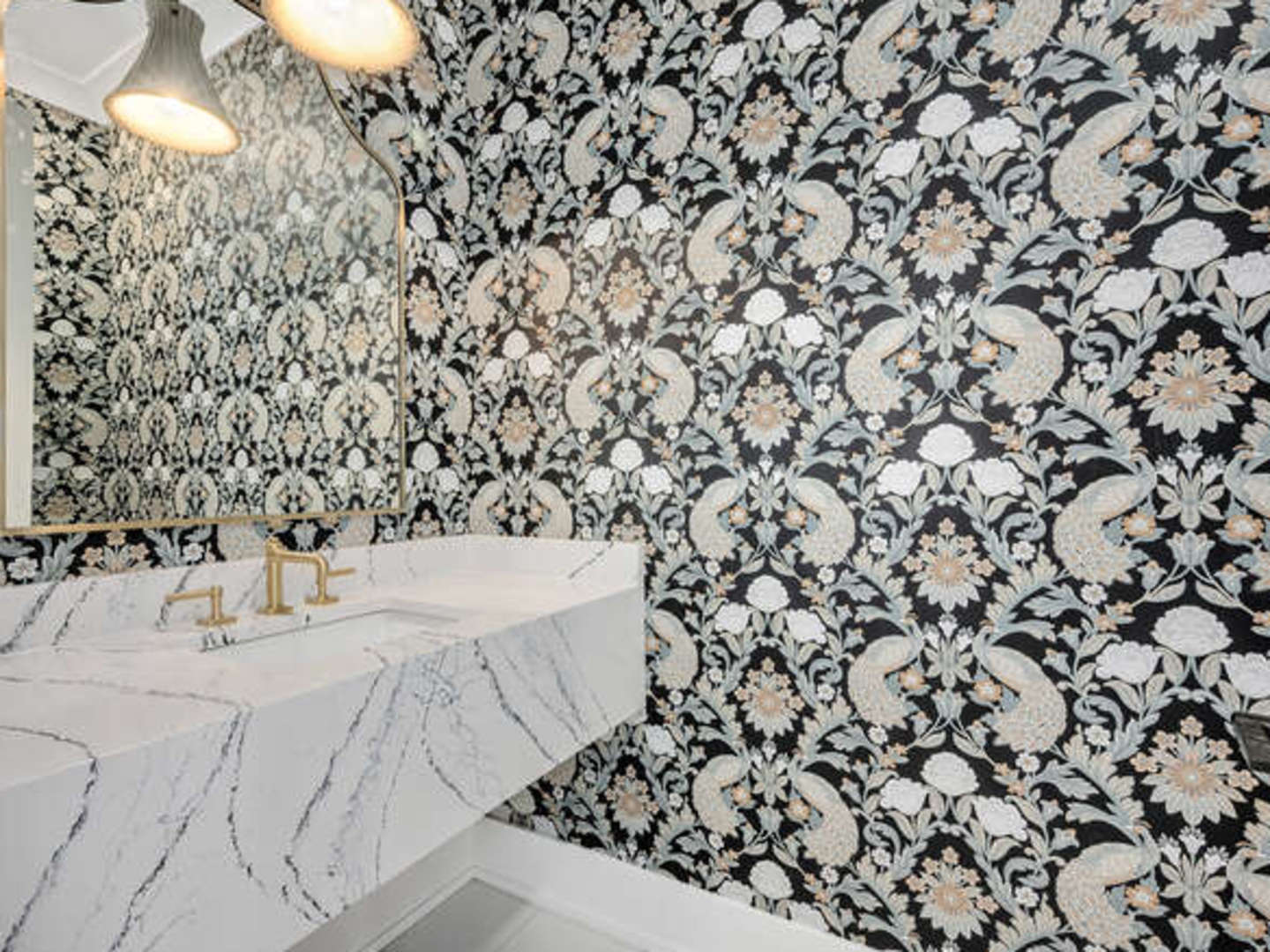 570 Parkside Avenue Elmhurst, IL 60126 - Photo 9 of 22 a bathroom with a bathtub and shower