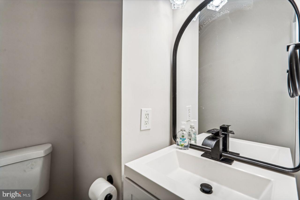 11728 Decade Court Reston, VA 20191 - Photo 13 of 35 Main Half Bath
