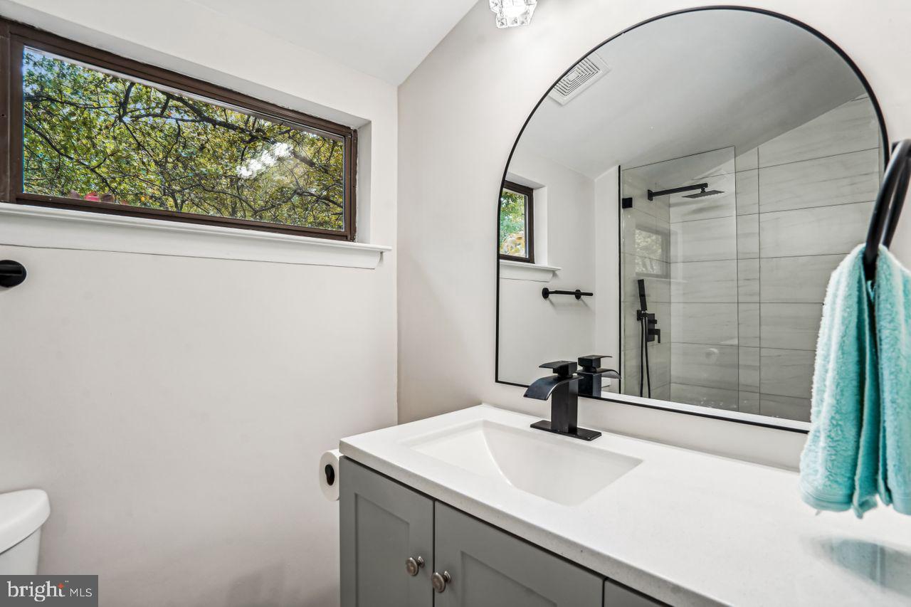 11728 Decade Court Reston, VA 20191 - Photo 18 of 35 Ensuite Full Bathroom