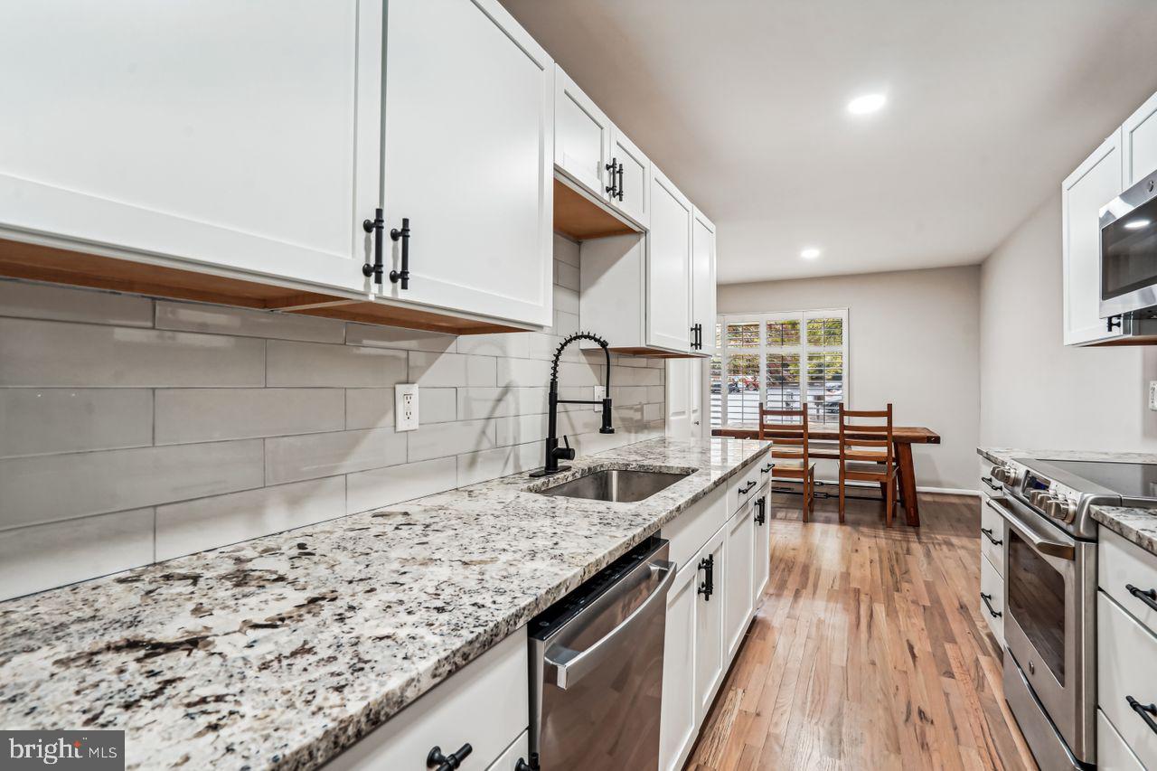 11728 Decade Court Reston, VA 20191 - Photo 2 of 35 Kitchen