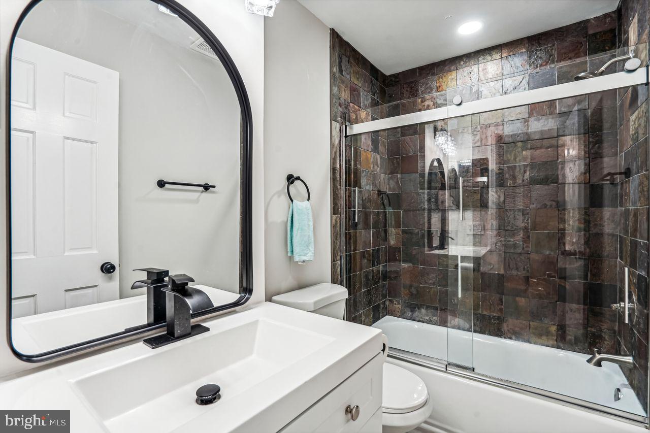 11728 Decade Court Reston, VA 20191 - Photo 25 of 35 Hallway ath upper level