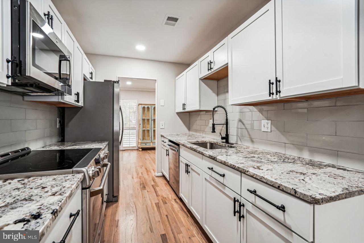 11728 Decade Court Reston, VA 20191 - Photo 4 of 35